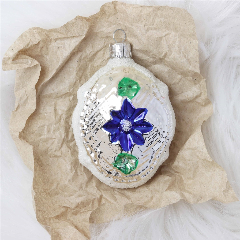 Medaillon mit blauer Blume