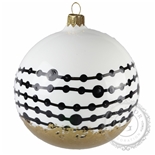 Weiße Weihnachtskugel mit schwarzem Kettendekor Weiße Weihnachtskugel mit schwarzem Kettendekor