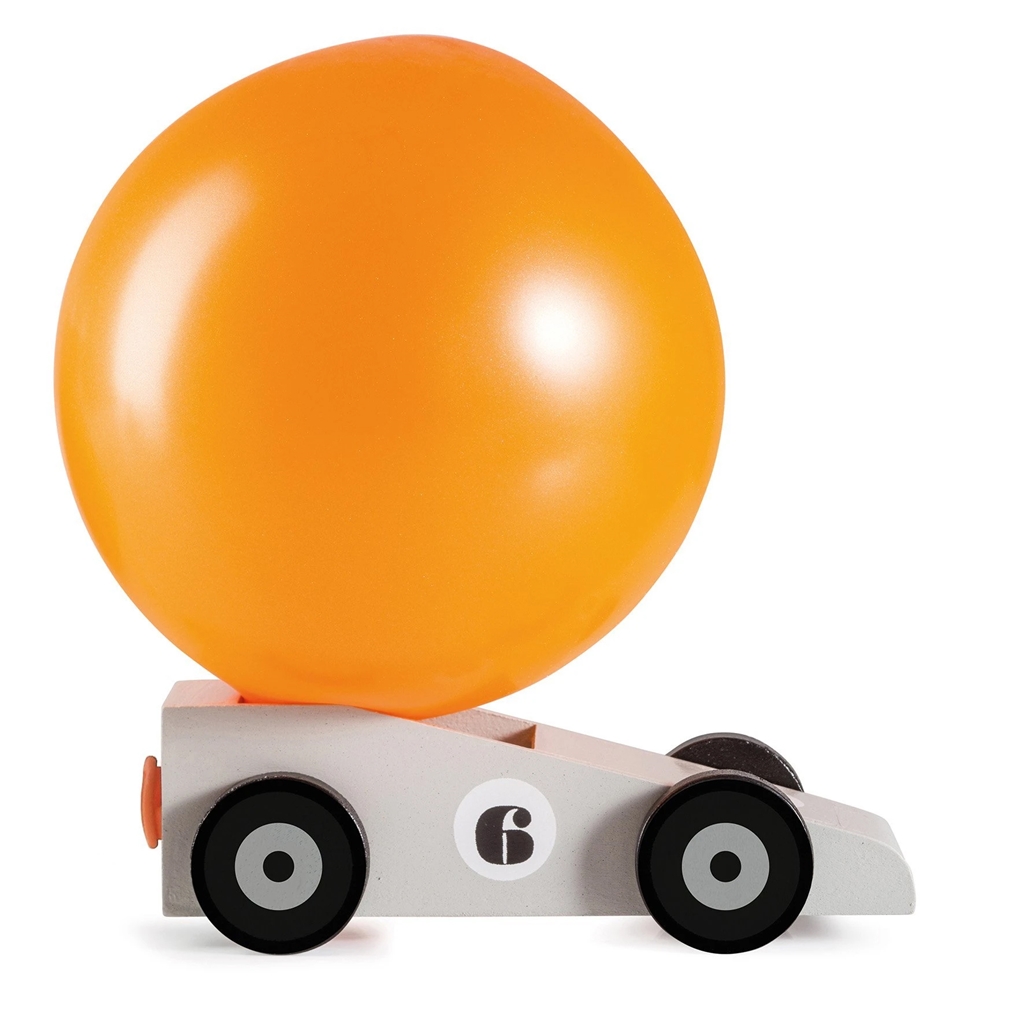 Holzspielzeugauto mit einem Ballon