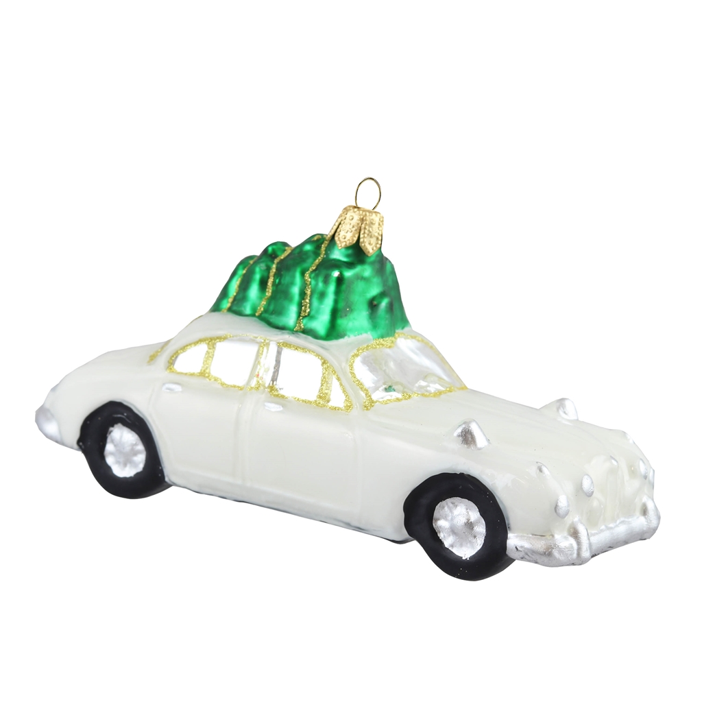 Weißes Auto mit Weihnachtsbaum