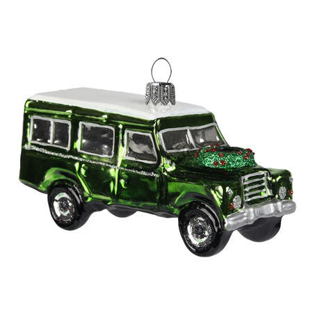 Grünes Offroad-Auto mit Weihnachtskranz