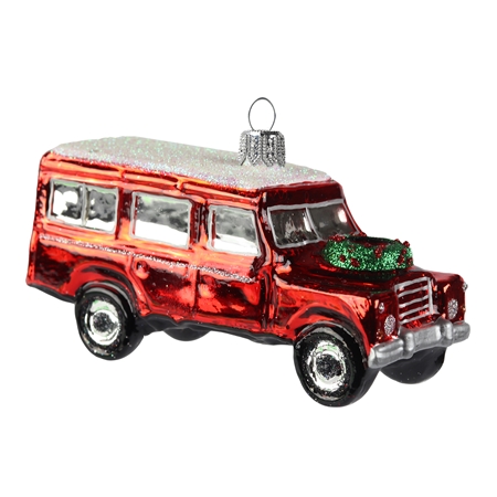 Rotes Offroad Auto mit Weihnachtskranz