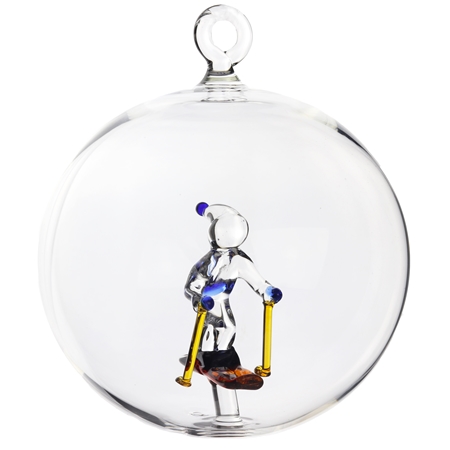 Transparente Glaskugel mit Skifahrer