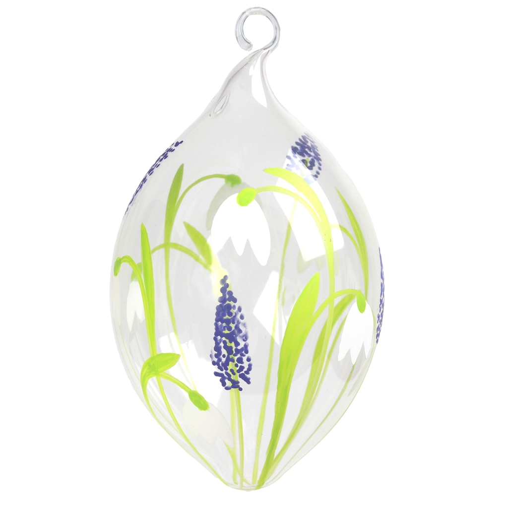 Ei mit Dekoration aus Maiglöckchen und Glockenblumen