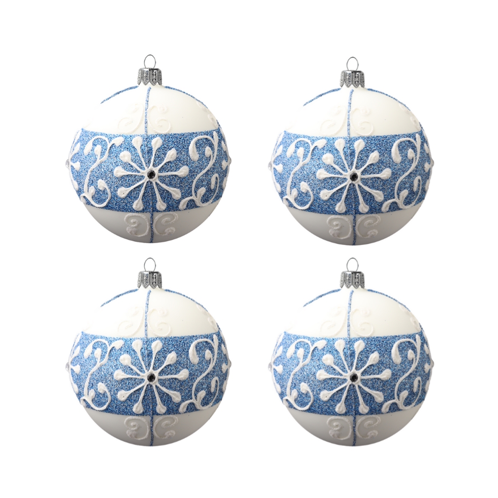 Set aus weißen Weihnachtskugeln mit blauem Streifen