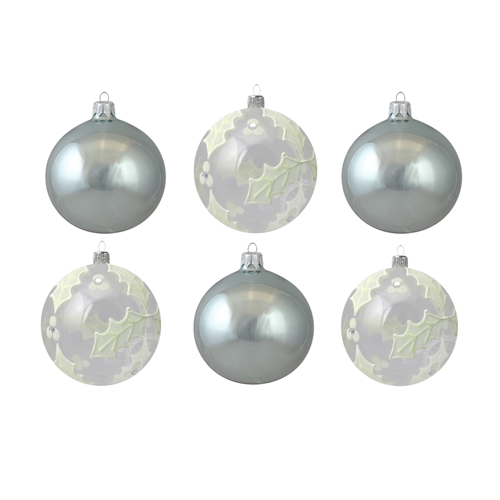 Set helle Weihnachtskugeln mit Stechpalme