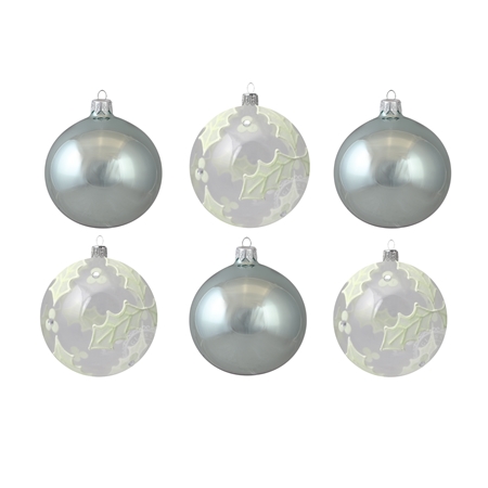Set helle Weihnachtskugeln mit Stechpalme