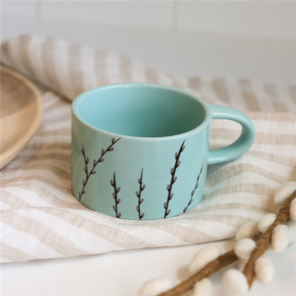 Pastellgrüner Becher mit Katzenmotiv