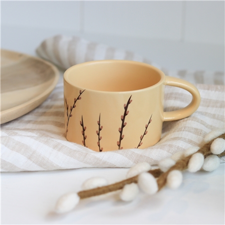 Pastellgelber Becher mit Katzenmotiv