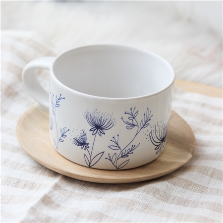 Weißer Becher mit Blumendekoration