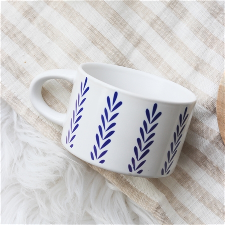 Weißer Becher mit blauem Folklore-Dekor
