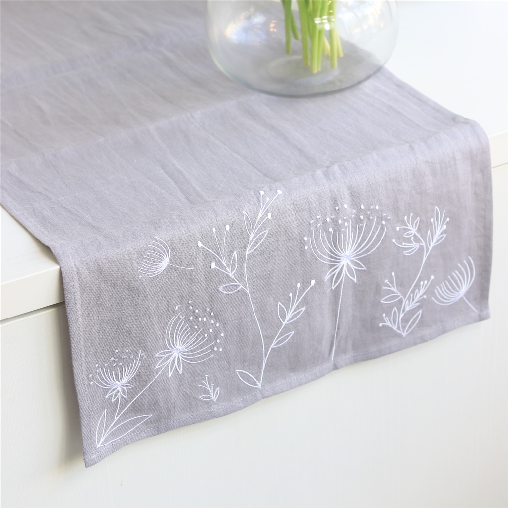 Bestickte Tischdecke aus Leinen grau