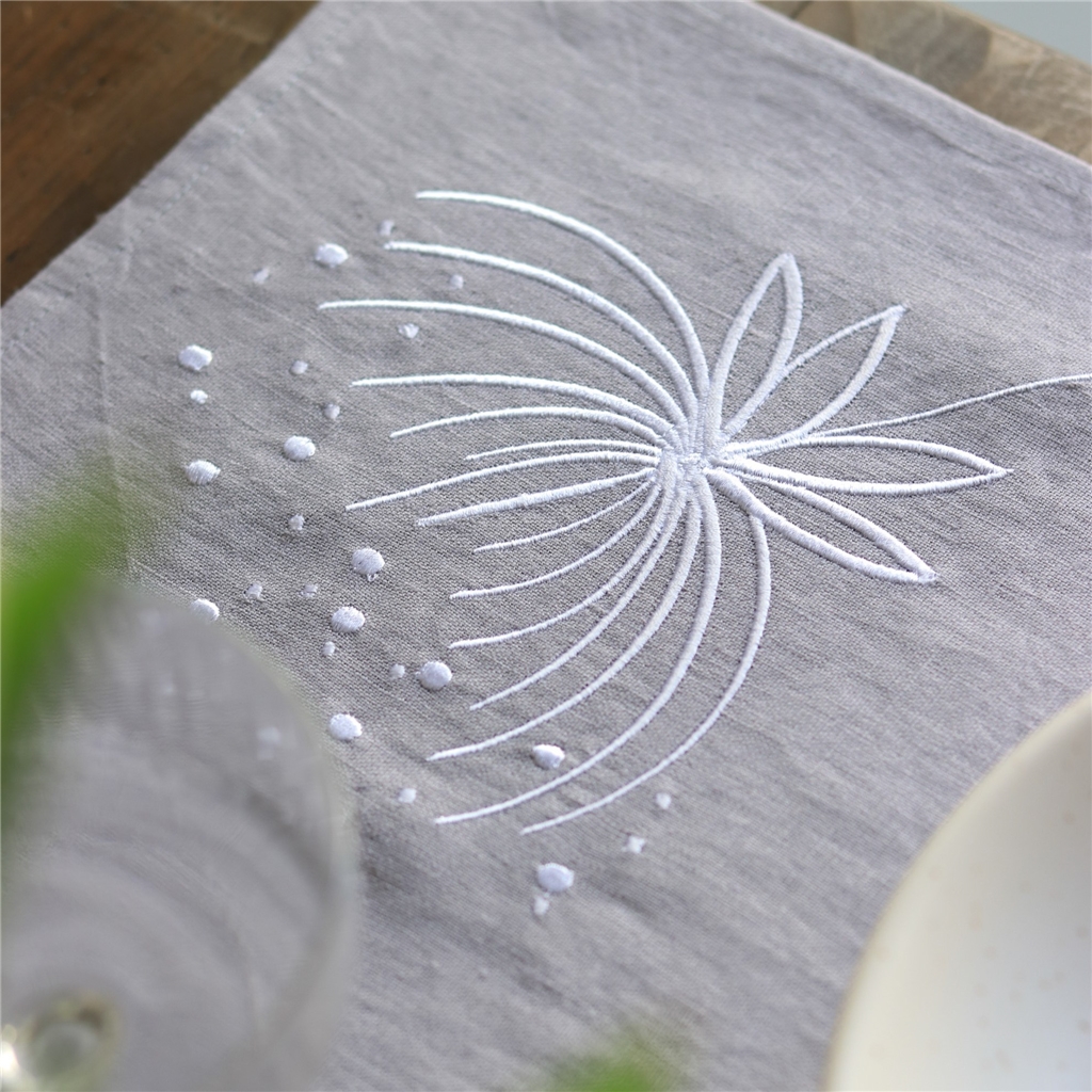 Besticktes Tischset aus Leinen mit einer Blume grau