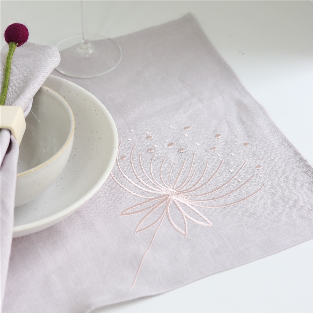 Besticktes Tischset aus Leinen mit Blume in der Farbe Taupe
