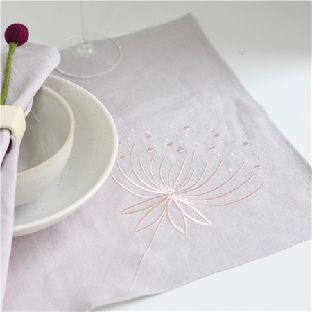 Besticktes Tischset aus Leinen mit Blume in der Farbe Taupe