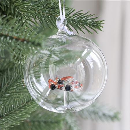 Transparente Glaskugel mit farbigem Auto