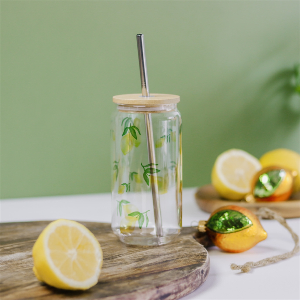 Glas mit Zitronen