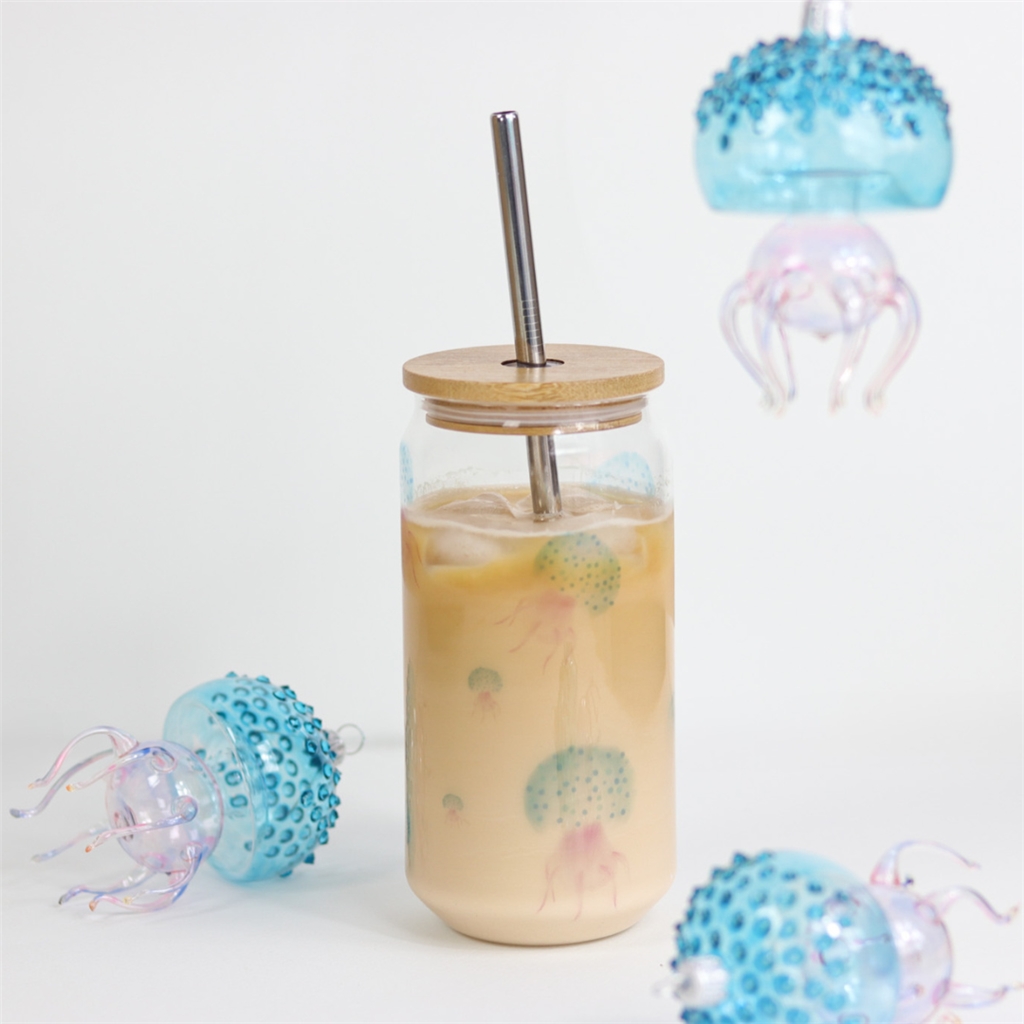 Glas mit Quallen