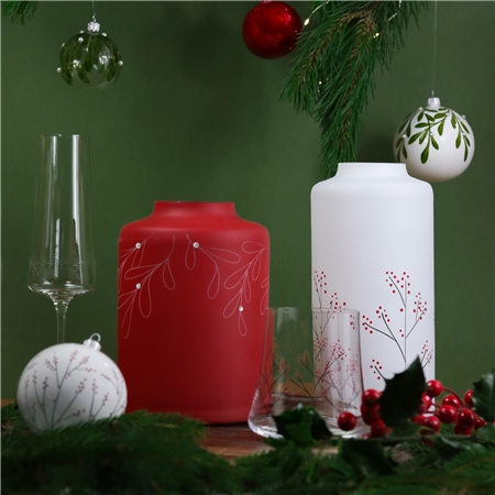 Rote Glasvase mit Misteldekor