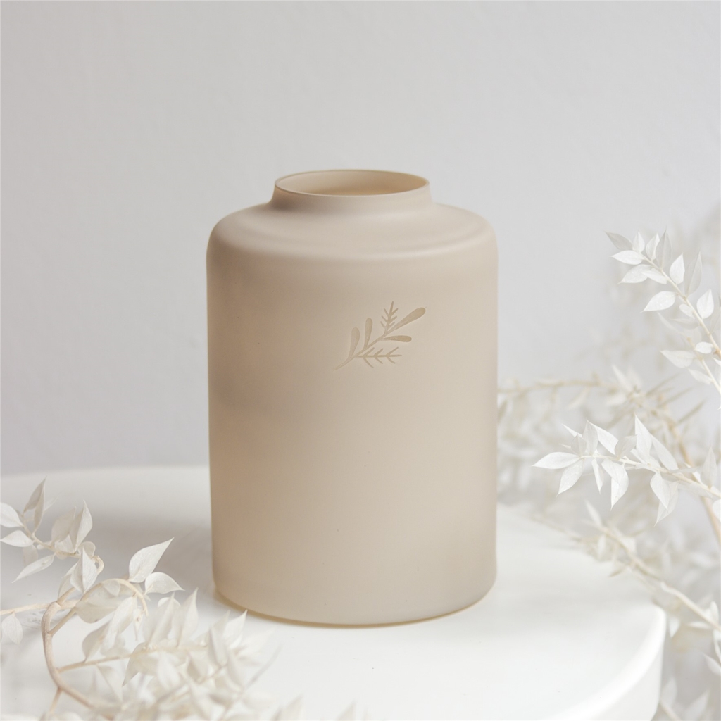 Niedrige beige Glasvase mit Zweigdekor