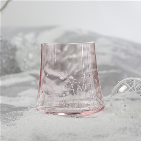 Set aus rosafarbenen Gläsern mit frostigem Dekor
