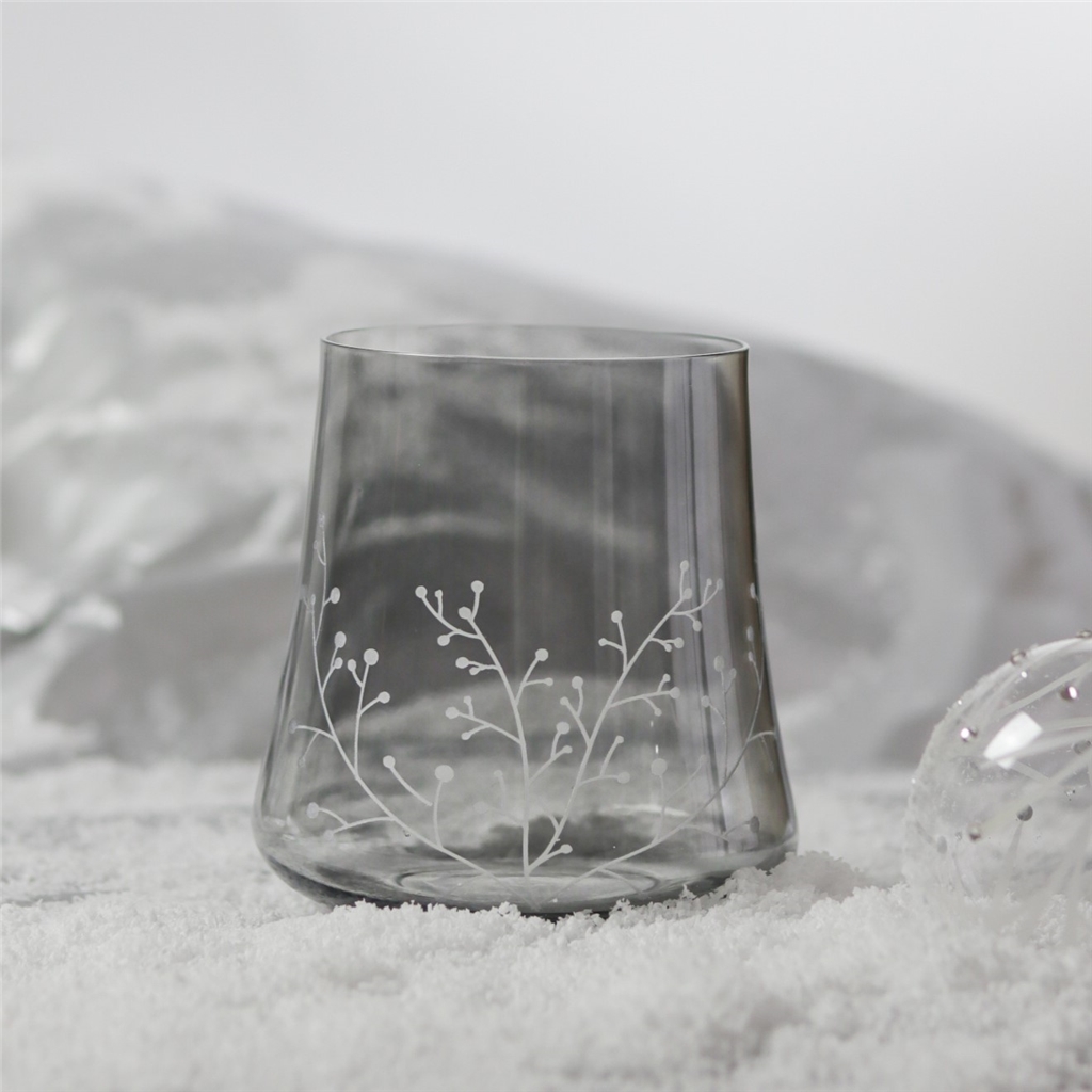 Set aus grauen Gläsern mit frostigem Dekor