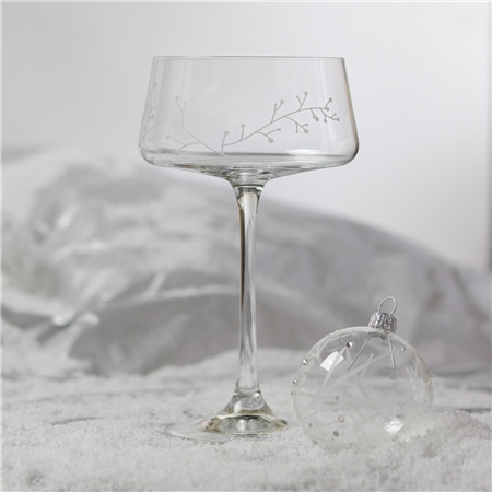Ein Satz klarer Cocktailgläser mit frostigem Dekor