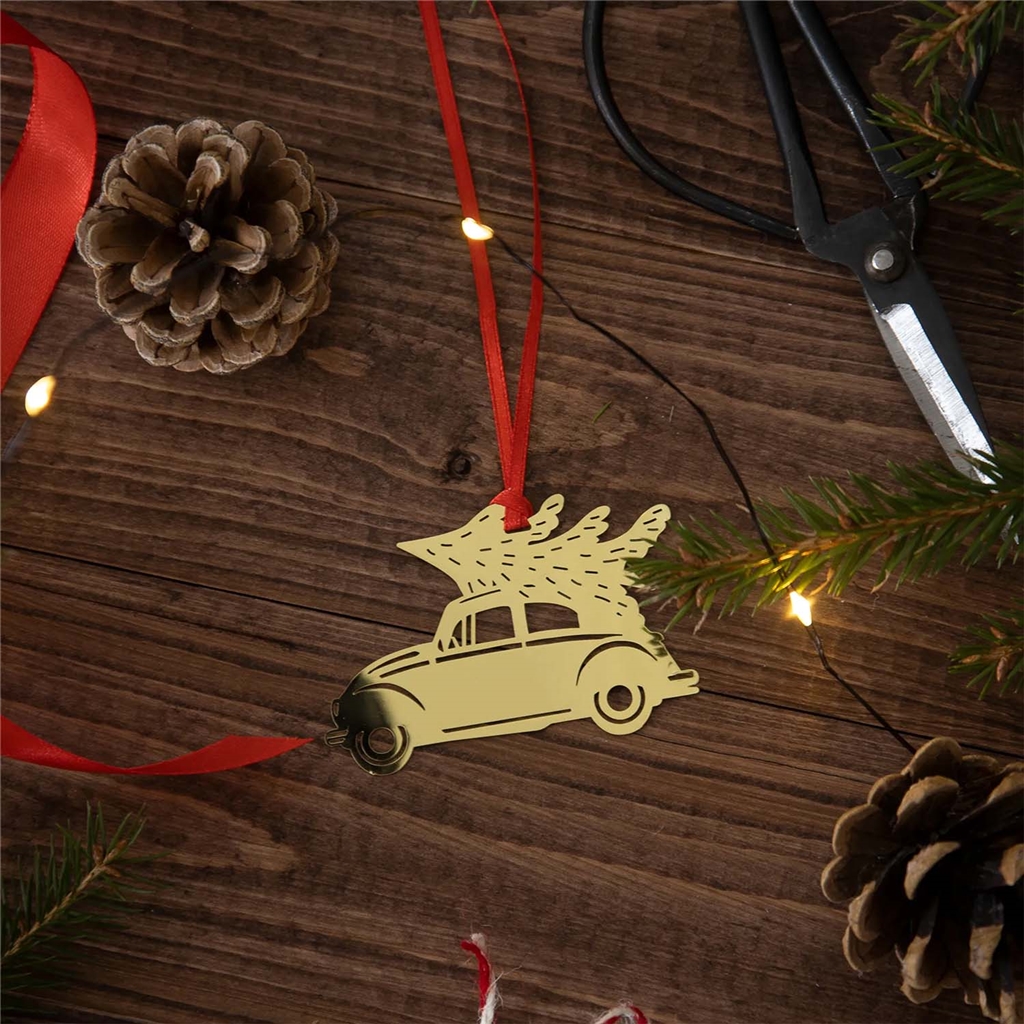 Hängendes Dekorationsspielzeugauto mit einem Baum