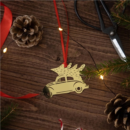 Hängendes Dekorationsspielzeugauto mit einem Baum