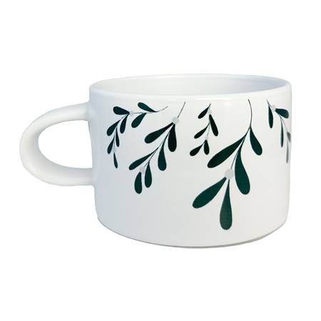 Weißer Becher mit Mistelzweig Dekoration