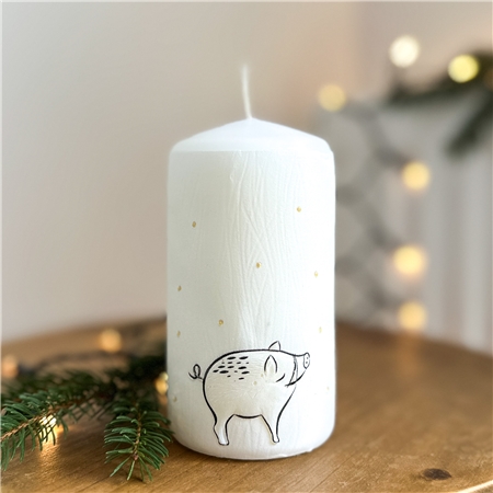 Weiße Kerze mit Wildschweindekor