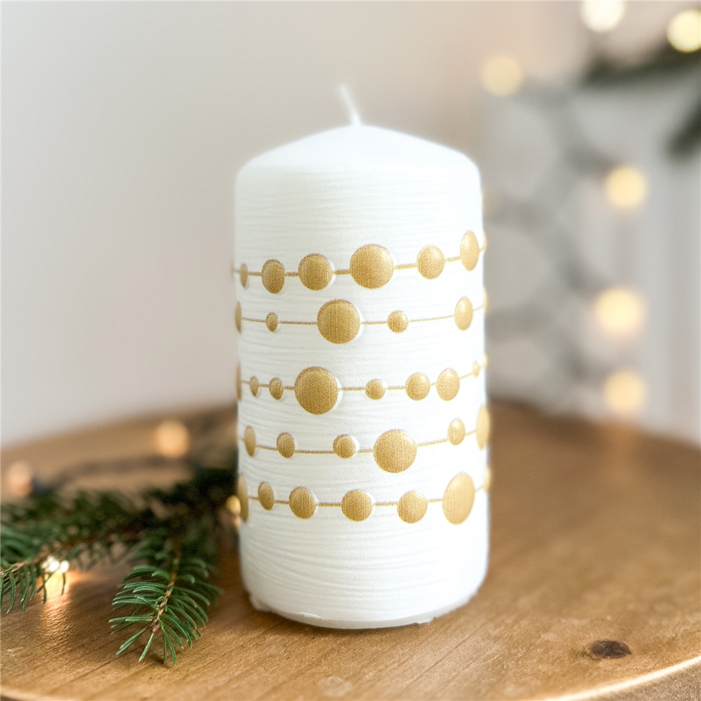 Weiße Kerze mit goldenem Kettendekor