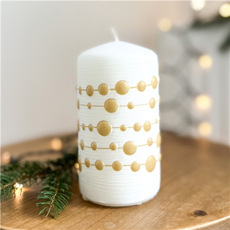 Weiße Kerze mit goldenem Kettendekor