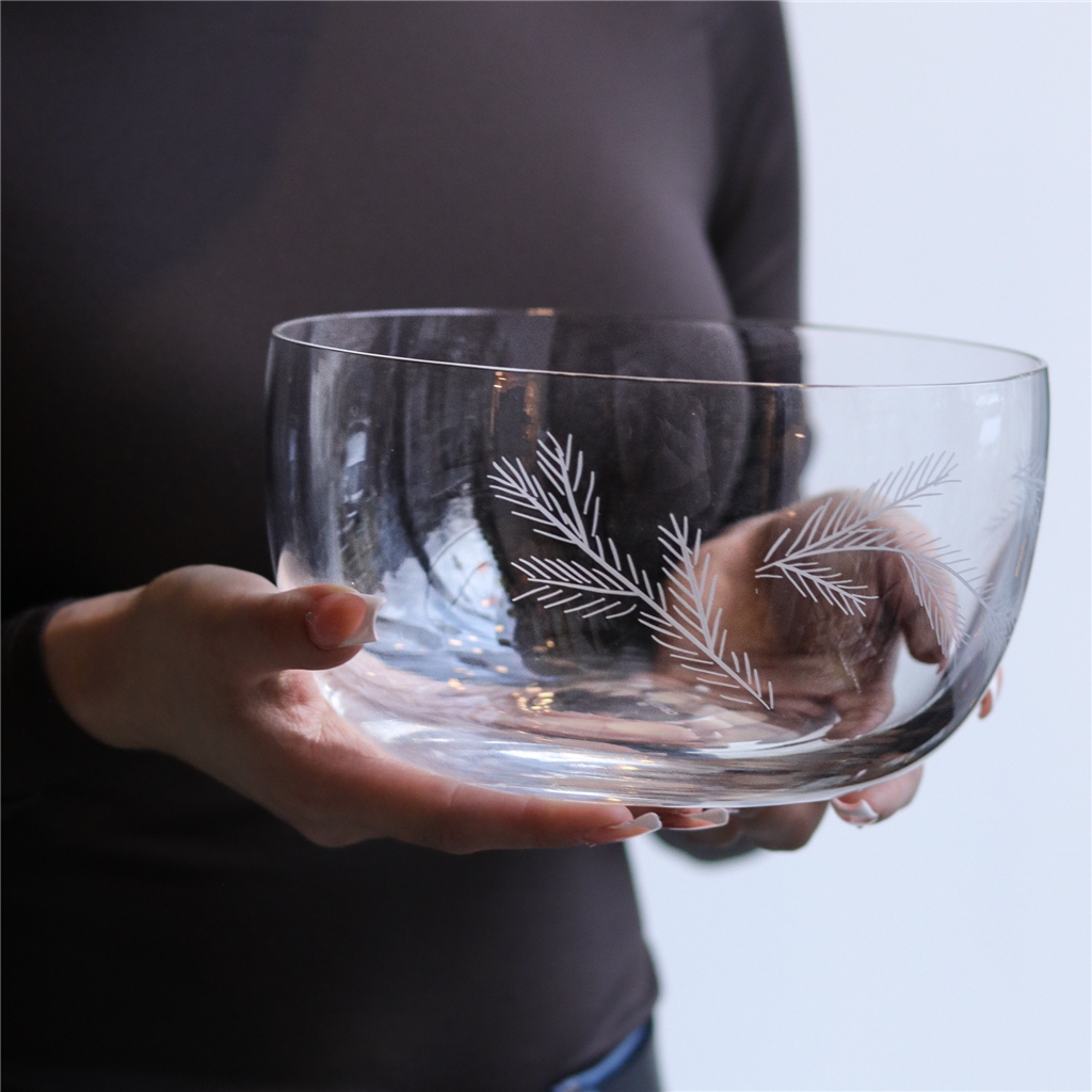 Glasschale mit geschliffenem Glasdekor aus Zweigen