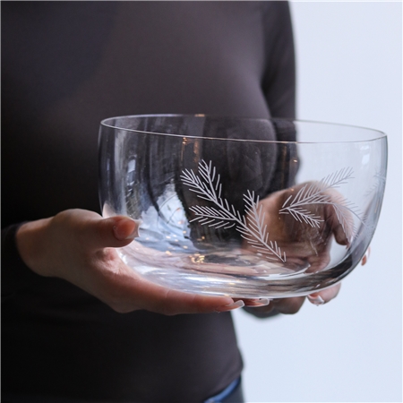Glasschale mit geschliffenem Glasdekor aus Zweigen