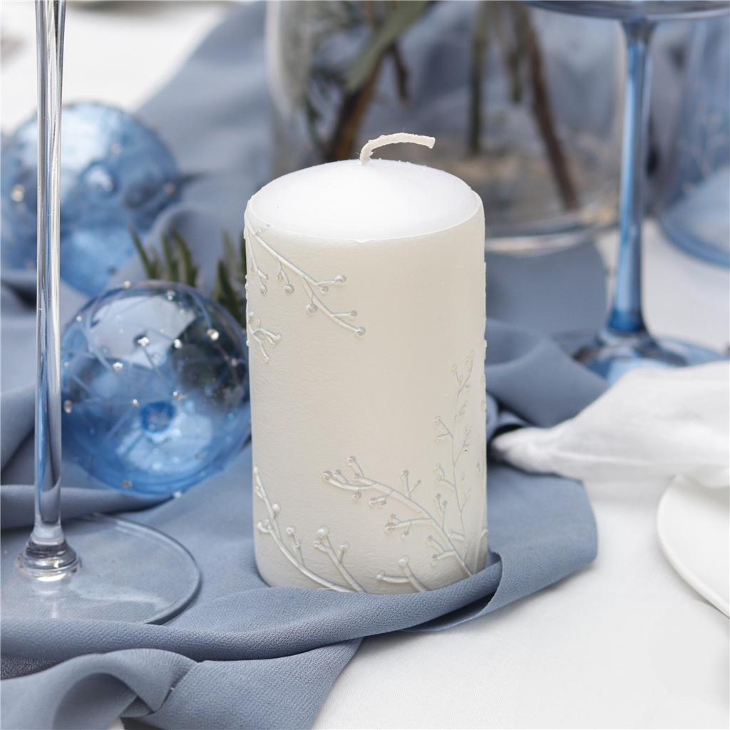 Kerze mit Dekor aus frostigen Zweigen