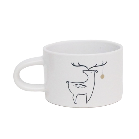 Weißer Becher mit Hirschen