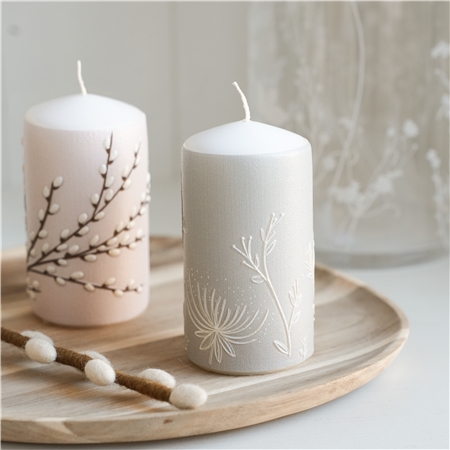 Pastellgraue Kerze mit floraler Dekoration