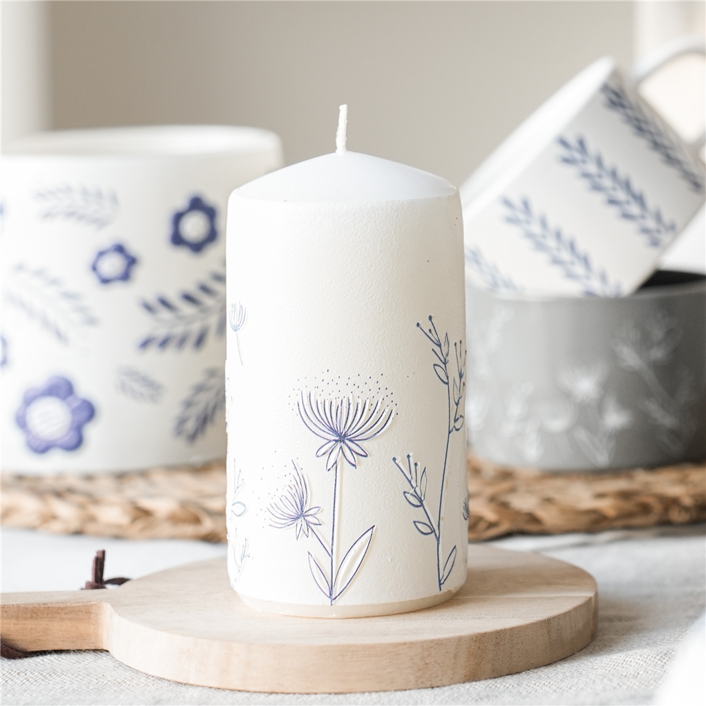 Weiße Kerze mit Blumendekoration