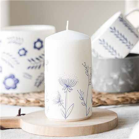 Weiße Kerze mit Blumendekoration