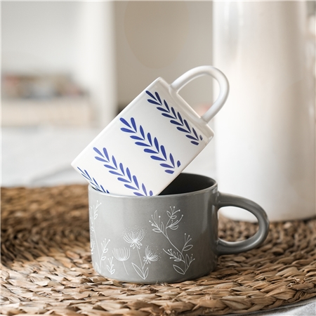 Grauer Becher mit Pflanzendekor