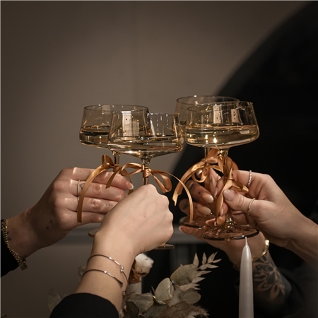 Set aus goldenen Cocktailgläsern mit Tupfen