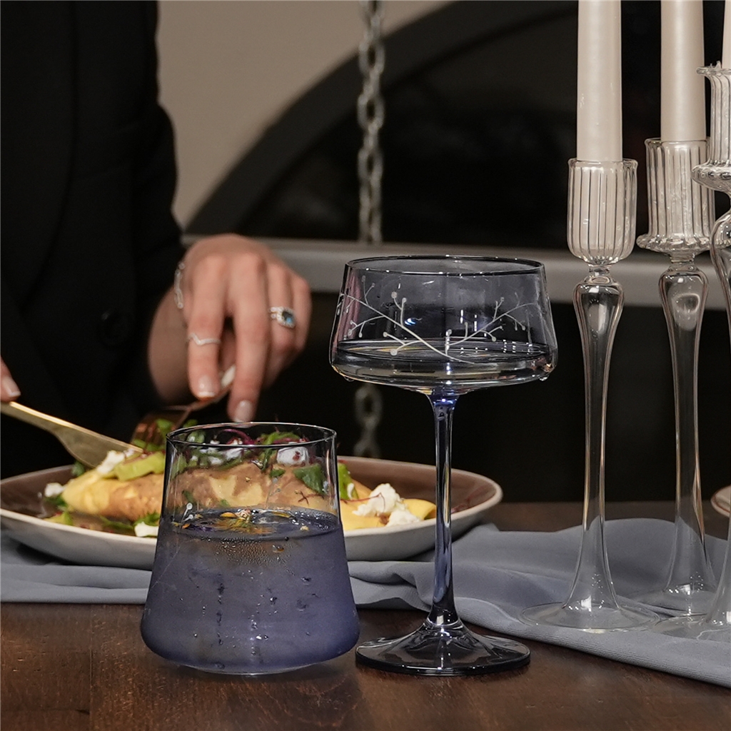 Ein Set blauer Cocktailgläser mit frostigem Dekor