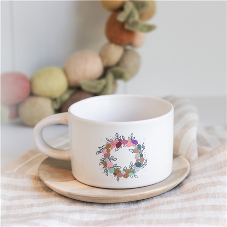 Weißer Becher mit Osterkranz