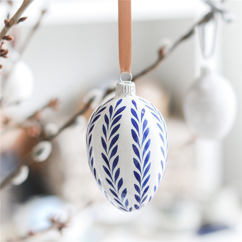 Osterdekoration mit blauem Volksdekor aus Blättern
