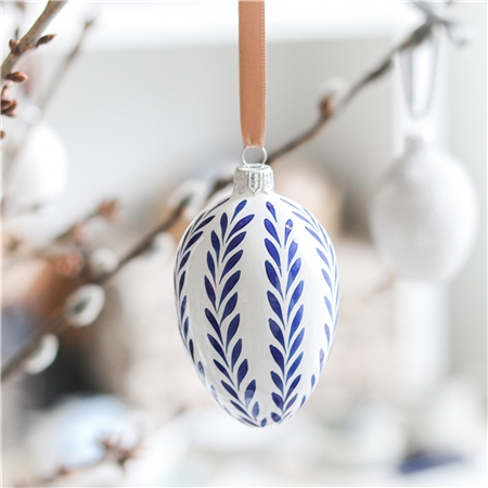 Osterdekoration mit blauem Volksdekor aus Blättern