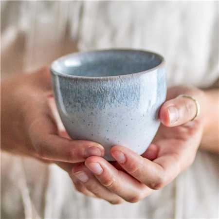 Becher mit blauer Glasur