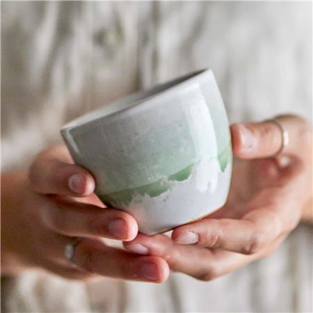 Becher mit grüner Glasur