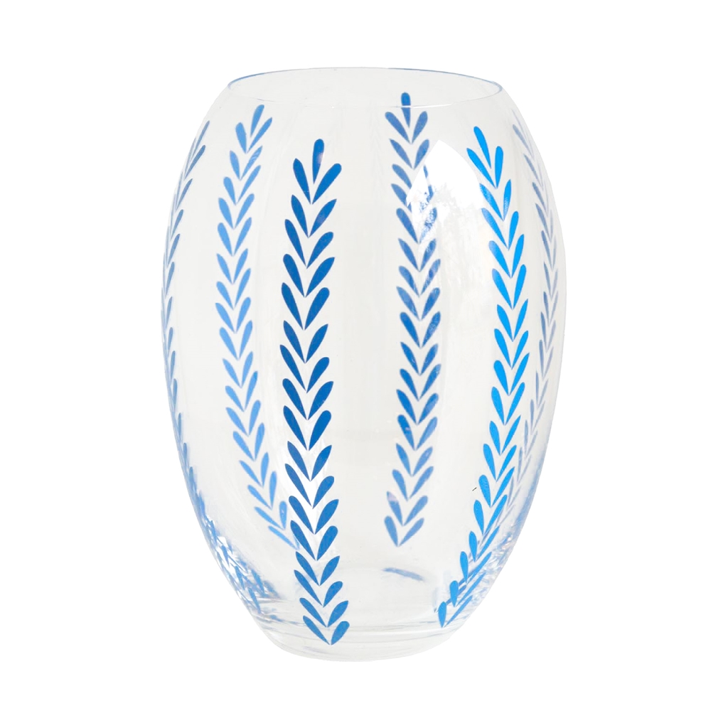 Klare Vase mit Dekoration aus blauen Blättern