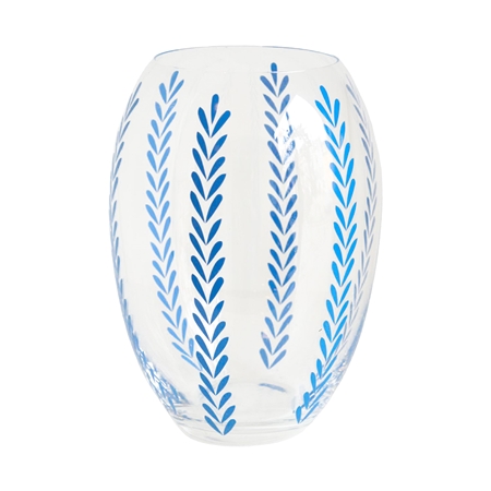 Klare Vase mit Dekoration aus blauen Blättern
